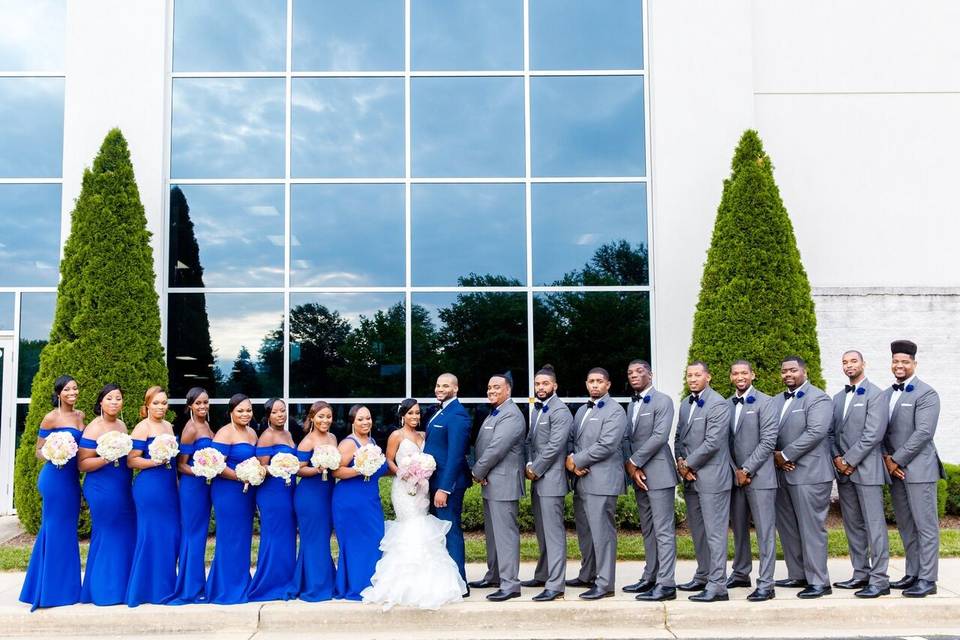 The couple with the bridesmaids and groomsmen