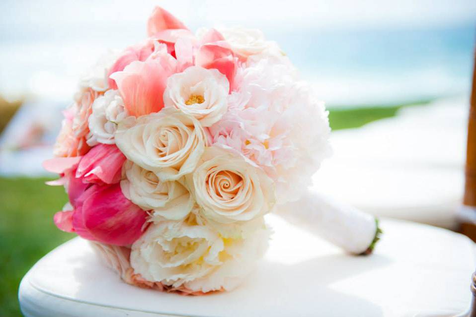 Blush bridal bouquet, light pink, dark pink peonys. Creamy roses, light pink roses