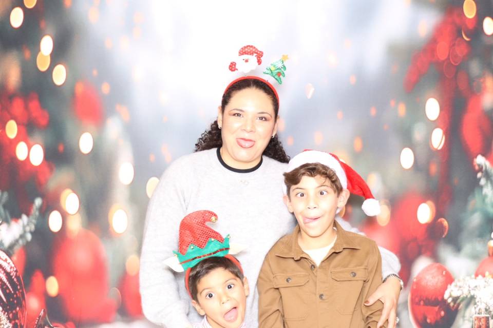 Holiday Family Pic Vibes