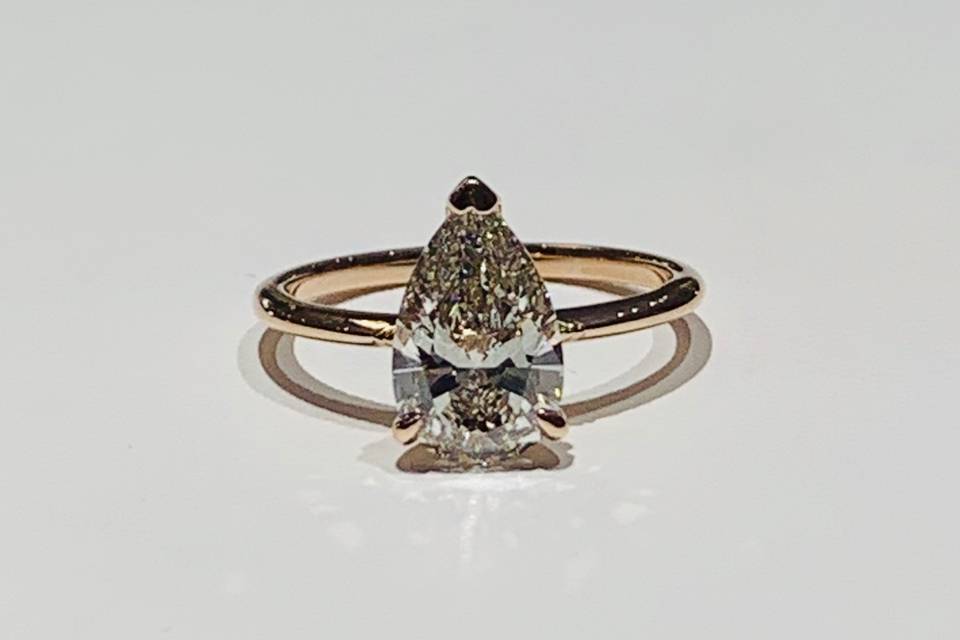 Pear diamond solitaire