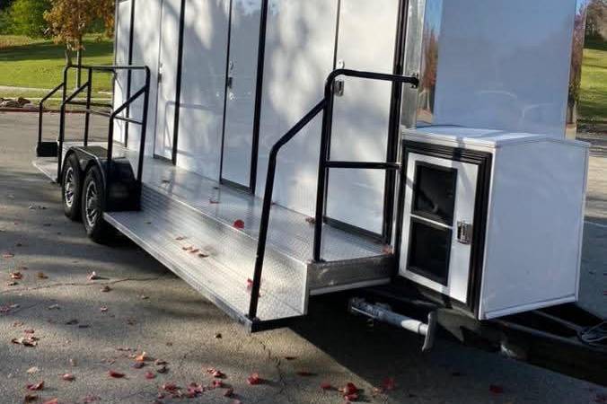 Outdoors park wedding!