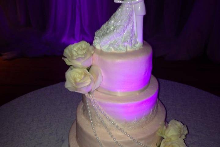 Wedding cake with figurines