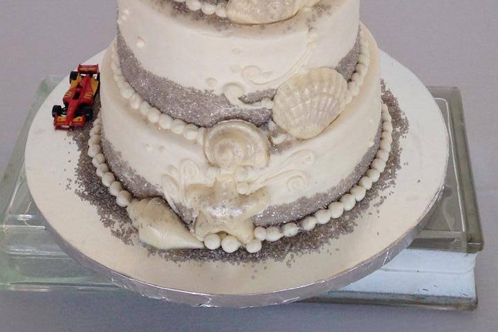 Wedding cake with a touch of silver