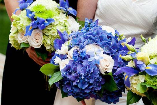 Wedding party bouquets in blue