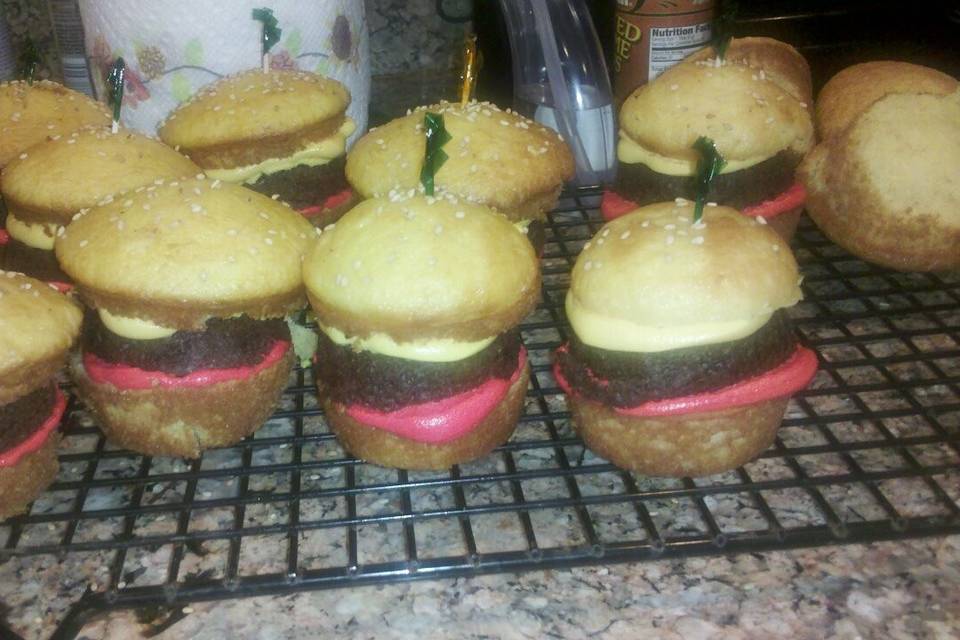 Hamburger cupcakes, vanilla cake with chocolate cake centers