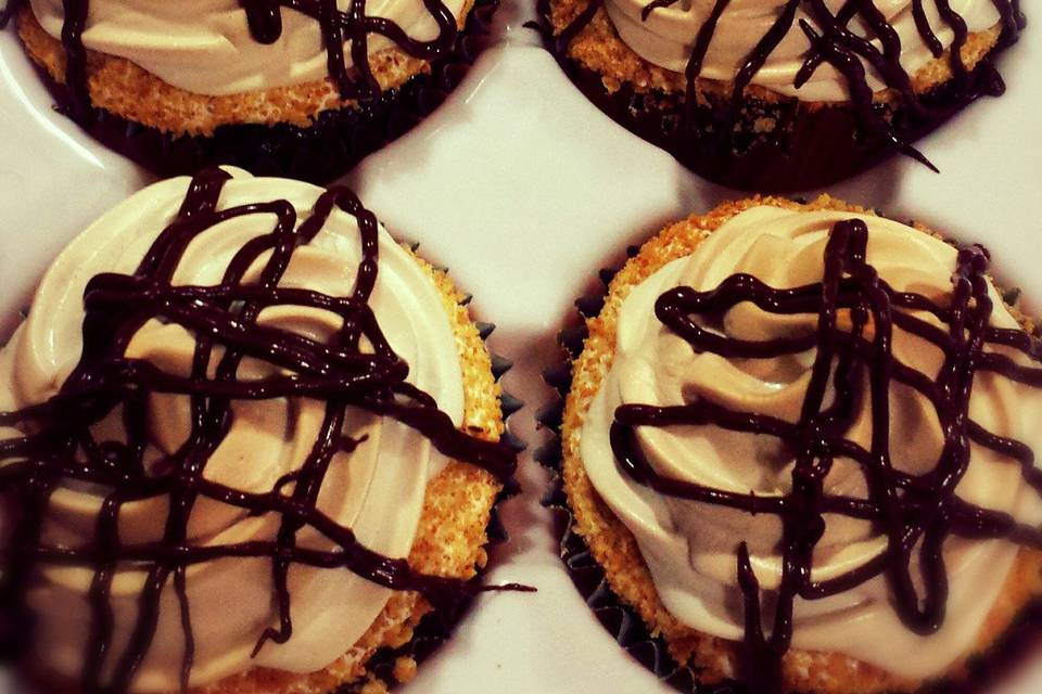 Smores cupcakes, chocolate cake with marshmallow frosting, chocolate topping, and graham cracker