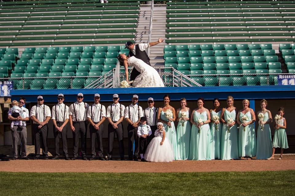 Couple with bridesmaids and groomsmen