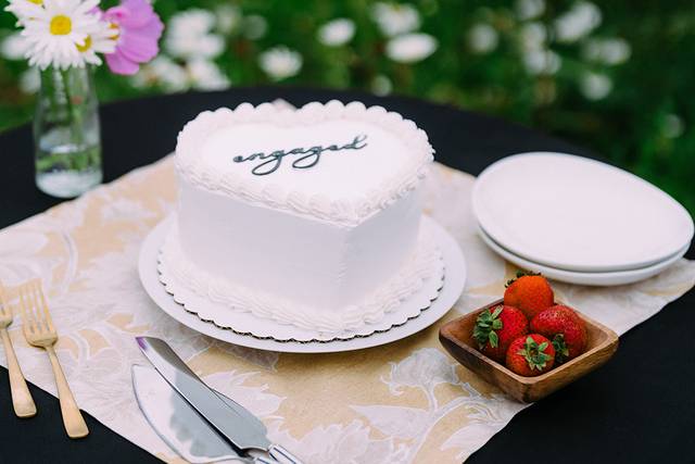 Custom cake in the garden