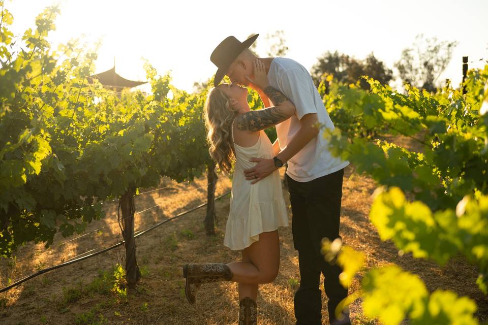 Smooches in the vines