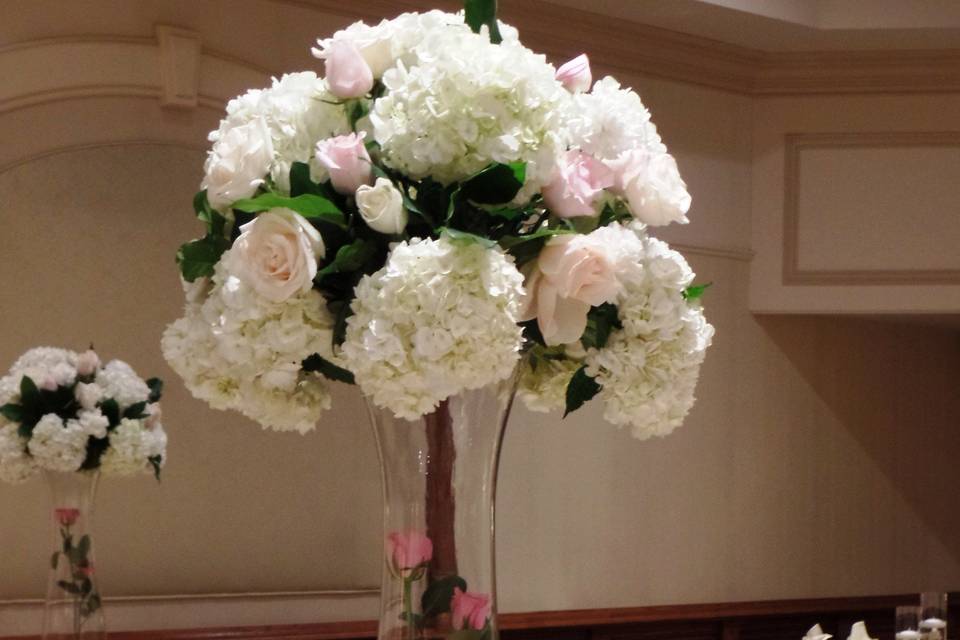 Gorgeous table floral arrangement