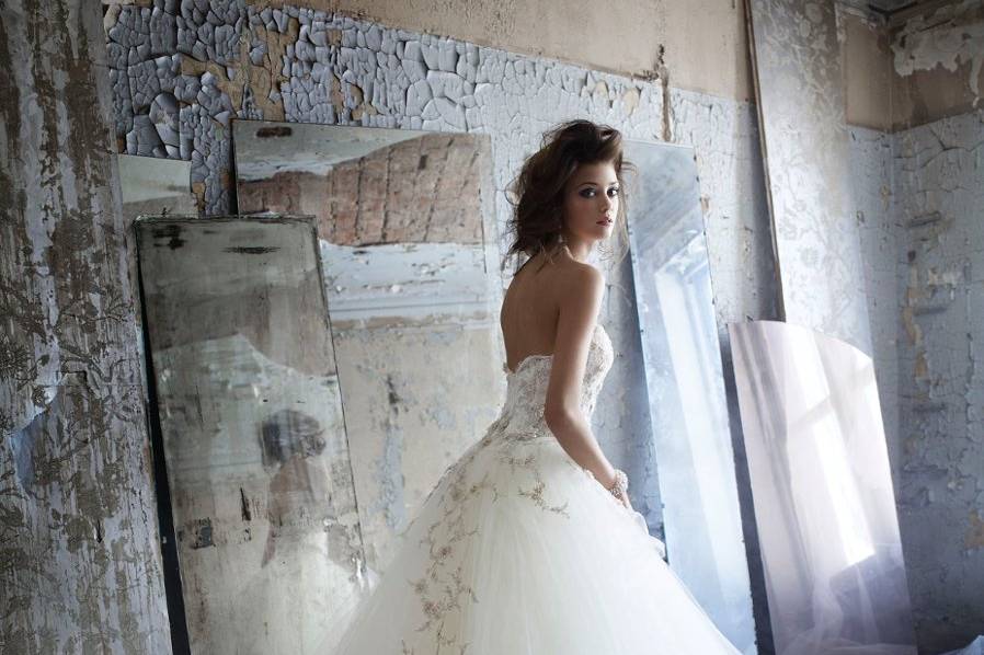 <B>Style LZ3152</b><br>
Ivory tulle bridal ball gown, strapless curved neckline, sheer alencon lace bodice with beaded and embroidered overlay cascading down skirt, dropped waist, gathered tulle skirt, chapel train.</b><br>
</b><br>
Dress available in Ivory or White</b><br>