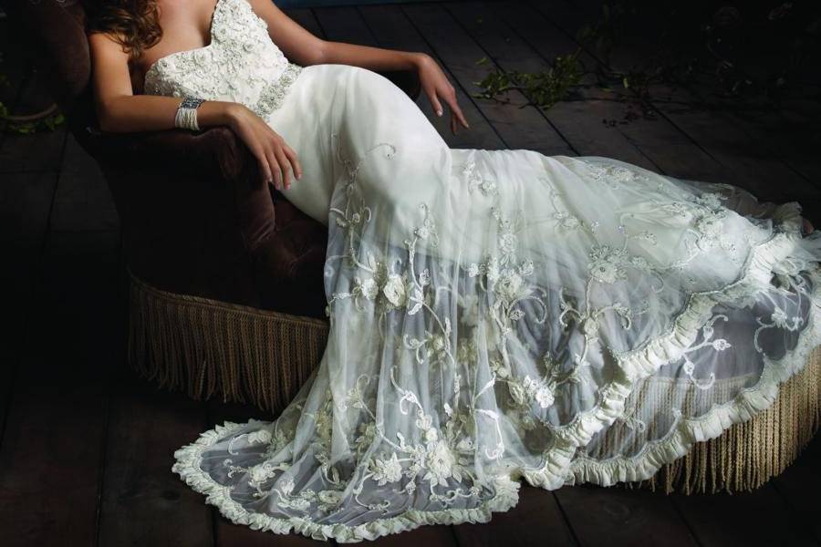 <B>Style:LZ3106</b><br>Ivory hand beaded and embroidered net bridal gown, sweetheart neckline, narrow jeweled ribbon belt at natural waist, soft circular skirt with scallop hem, chapel train.