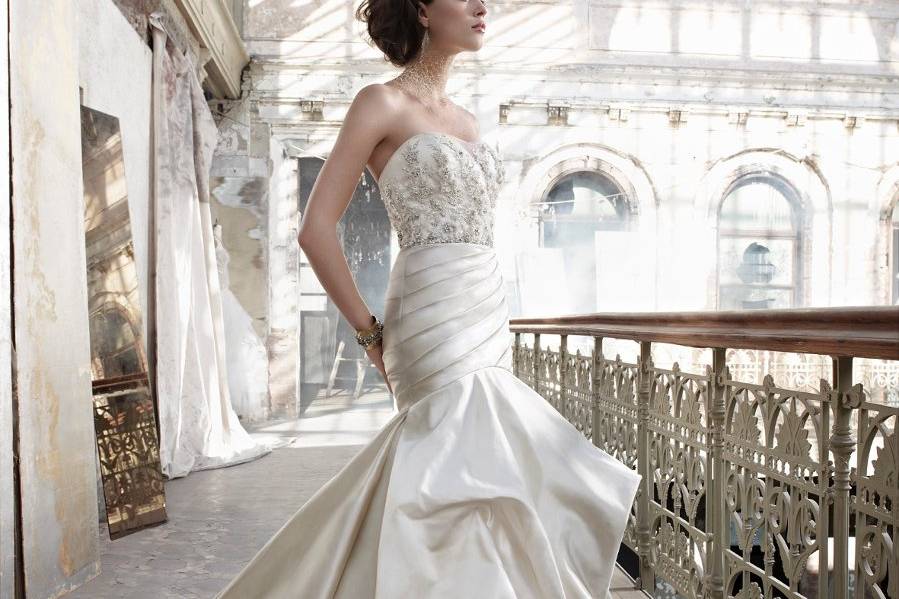 <B>Style:LZ3206</b><br>
Antique silk faced satin pick-up trumpet bridal gown, sweetheart neckline, satin bodice with sheer beaded tulle overlay, crystal trim at natural waist, asymmetrical pleated trumpet skirt with bubble pickup, chapel train.
