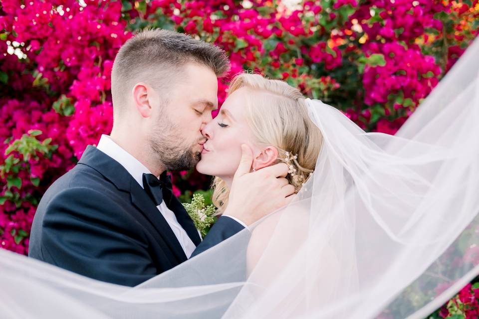 Kissing amongst the flowers