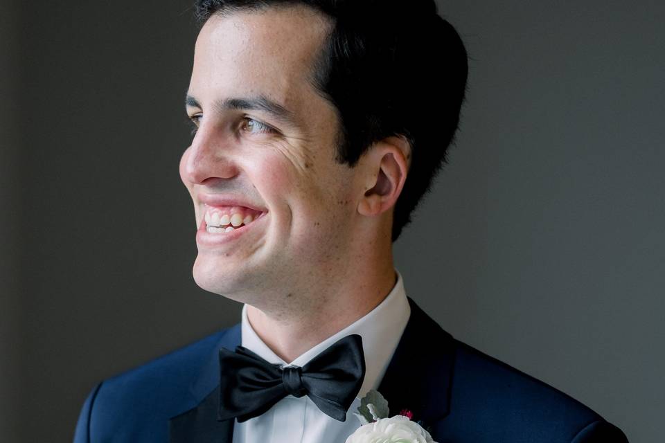 Dashing groom in navy