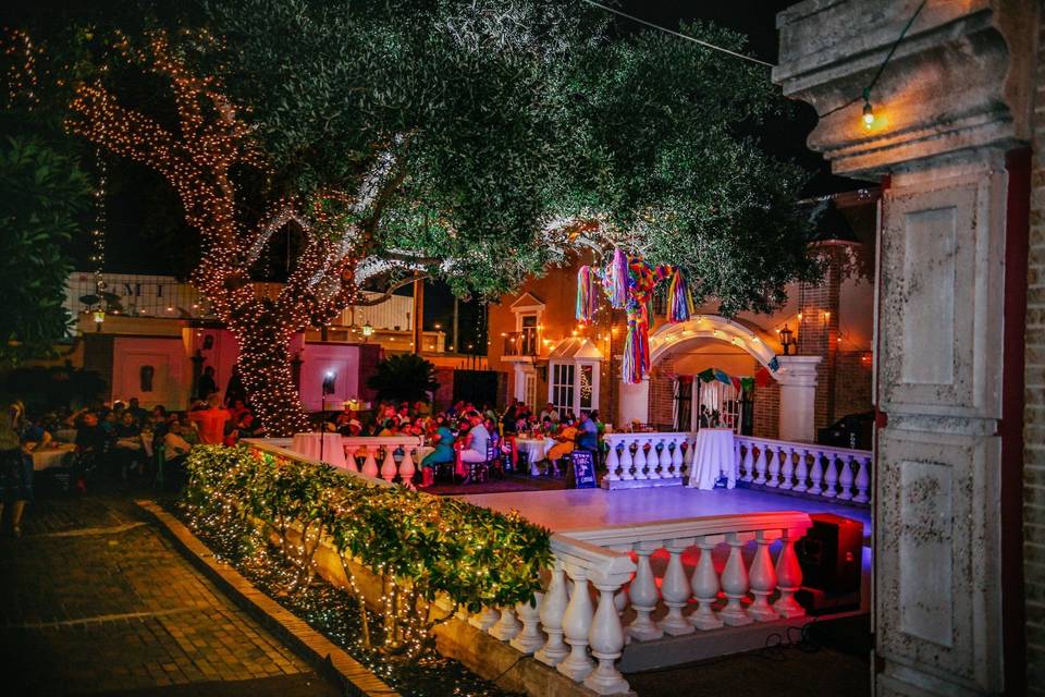 Texas Rock n Rose Wedding Photography Courtyard at Gaslight Square Corpus Christi Texas