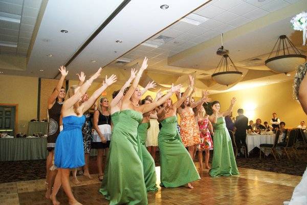 Bouquet toss-All the single lagies, All the single ladies...