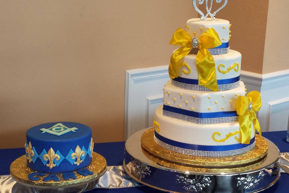 Blue and gold round cake