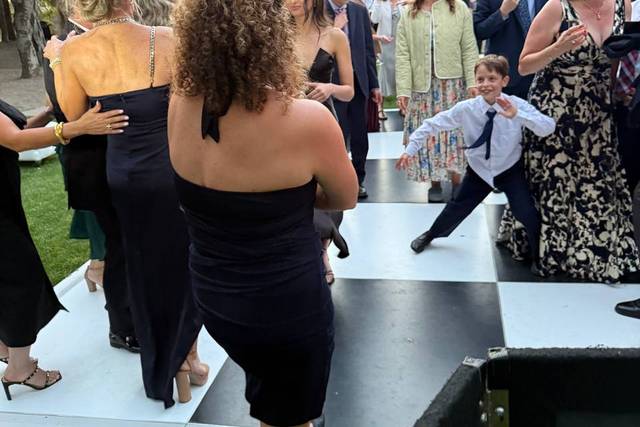 Everyone dancing