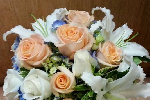 Bridal lilies, peach roses