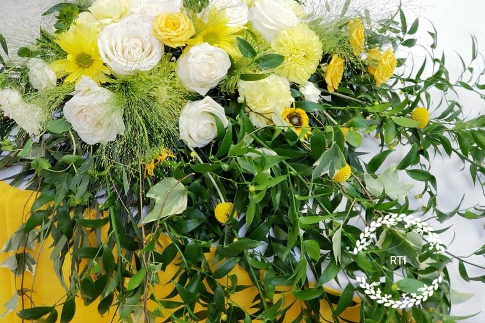 Yellow & white table flowers