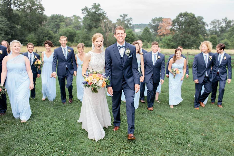 Newlyweds with the bridesmaids and groomsmen