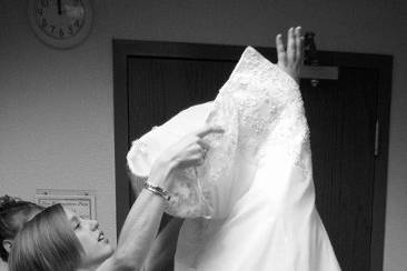 Dressing the bride | Photography by Arizona Wedding Photos