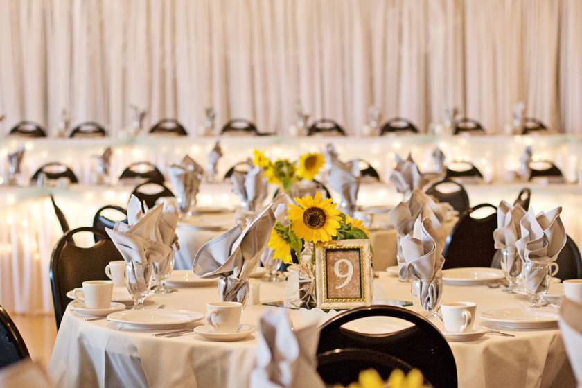 White table setup | Courtesy Gosia's Photography