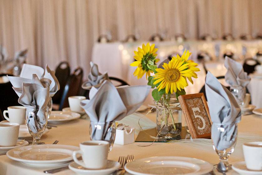 Table setup with sunflower centerpiece | Cortesy Gosia's Photography