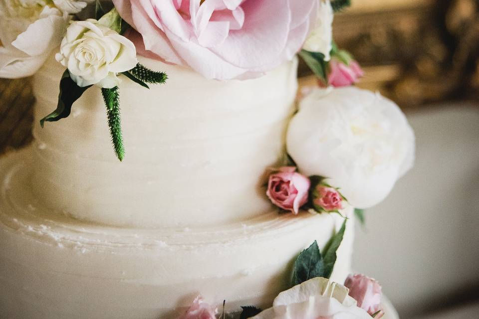 DETAIL OF CAKE FLORAL