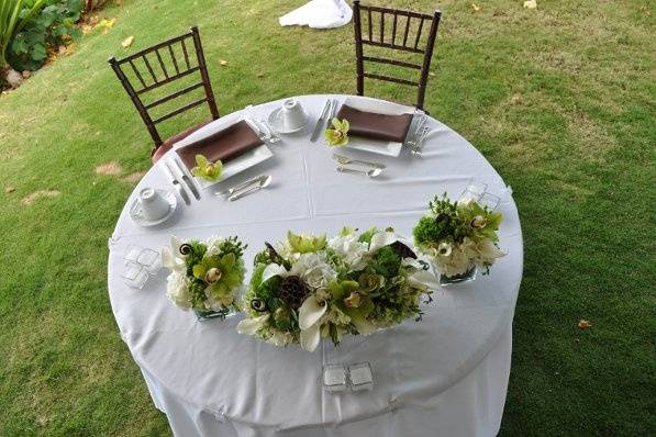 Simple and Elegant Island Style Table Setting