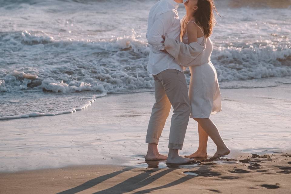 Intimate beach elopement vibes