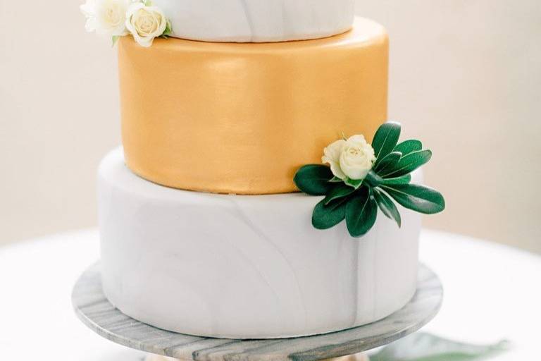 White and gold cake