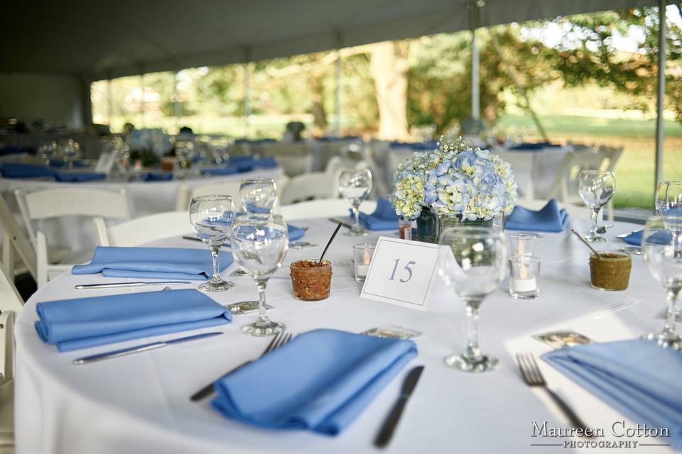 Tent table arrangement