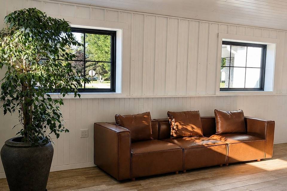 knot-ready-06-getting-ready-lounge.jpg