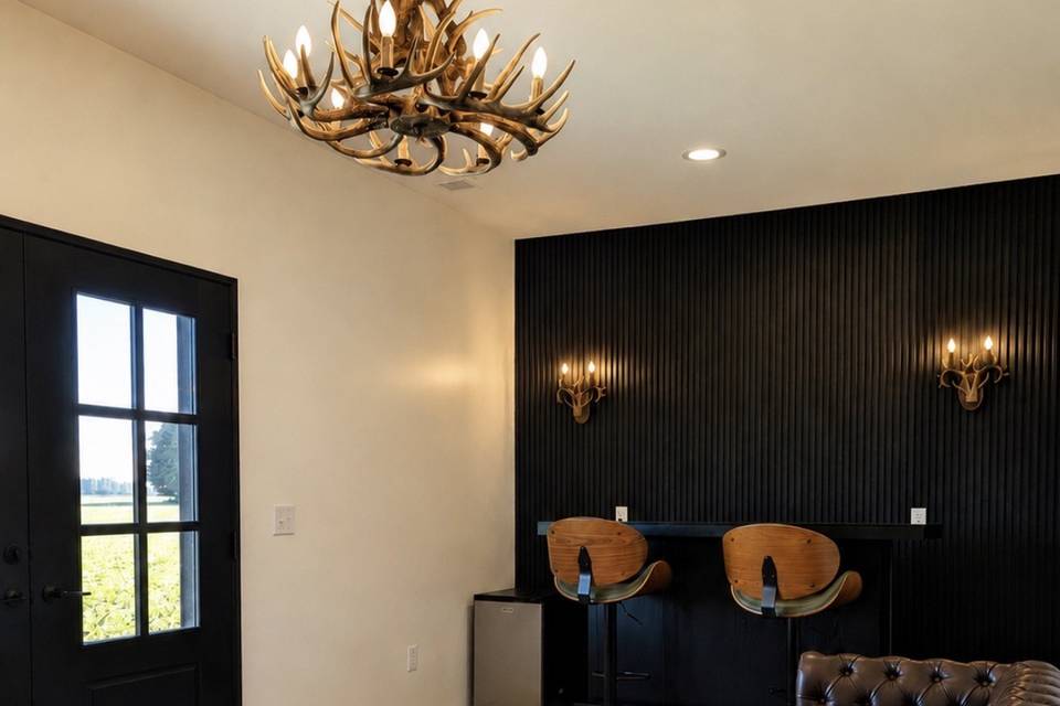 knot-ready-additional-01-sable-suite-lounge-wide.jpg