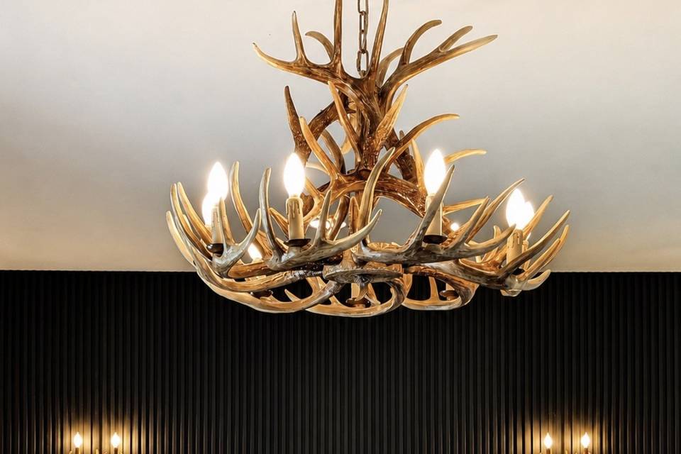 knot-ready-additional-07-sable-suite-chandelier-wall.jpg
