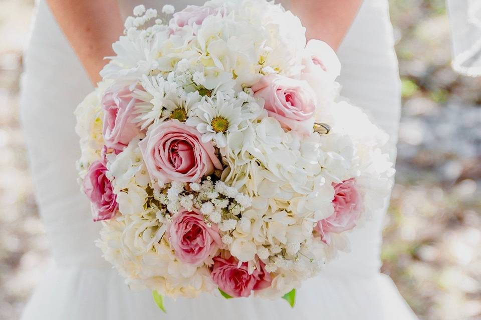 White and pink flower bouquet