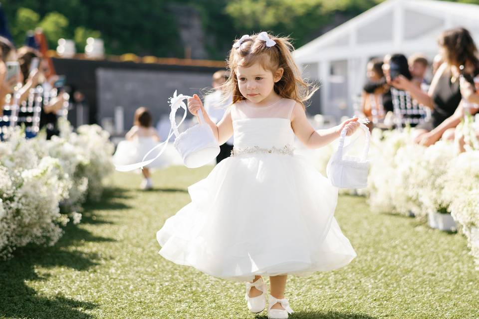 Lush ceremony aisle