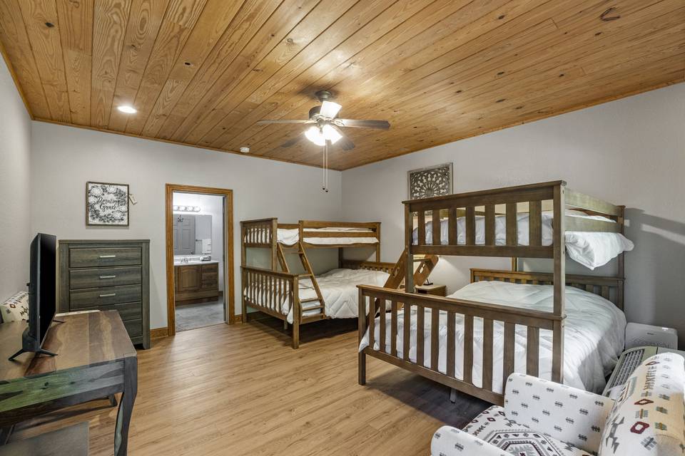 Deluxe double bunk lodge room