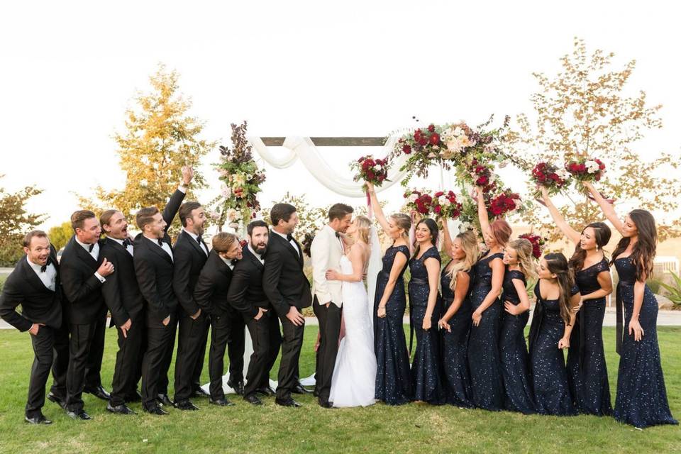 Couple with bridesmaids and groomsmen