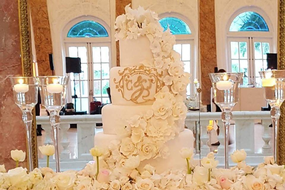 Elegant wedding cake