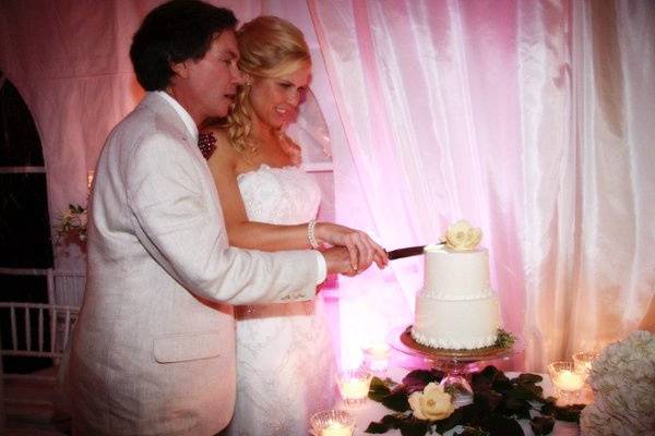 Bob Lacey, co-host of WLNK’s Bob & Sheri show, and his bride Mary celebrated their wedding with a beautiful two-tiered vanilla cream cheese pound cake made by Tizzerts. The pound cake has a cream cheese and raspberry preserve filling and is iced in Swiss Meringue Buttercream. Photo Credit: Juliet Photography