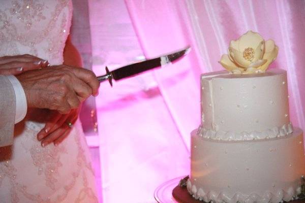 Bob Lacey, co-host of WLNK’s Bob & Sheri show, and his bride Mary celebrated their wedding with a beautiful two-tiered vanilla cream cheese pound cake made by Tizzerts. The pound cake has a cream cheese and raspberry preserve filling and is iced in Swiss Meringue Buttercream. Photo Credit: Juliet PhotographyPhoto Credit: Juliet Photography