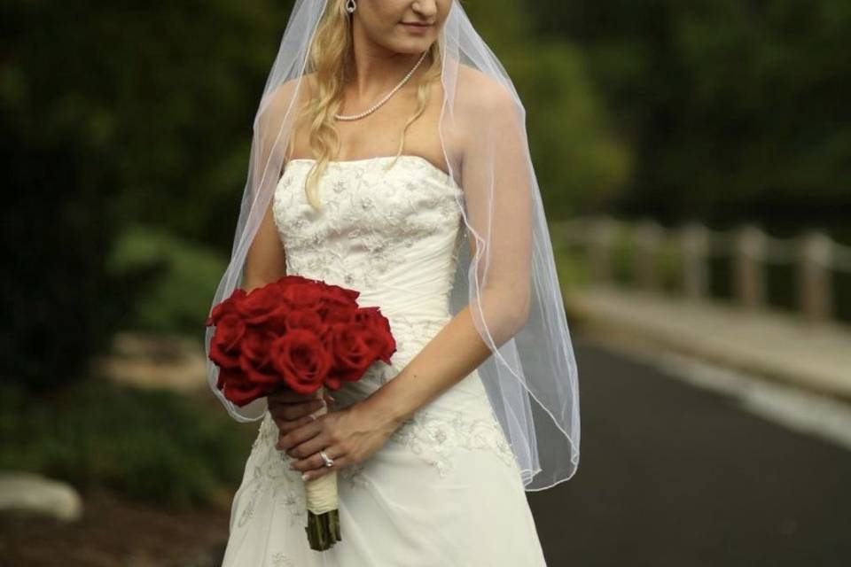 Sweet couple on a rainy day at Roberson Ranch Venue ...