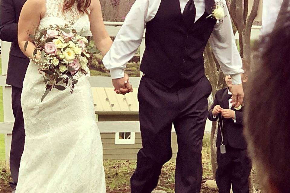 Sweet couple on a rainy day at Roberson Ranch Venue ...