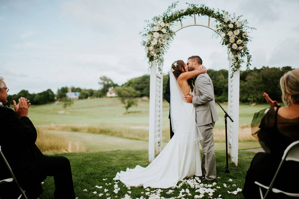 Wedding kiss | Amy Spirito Photography