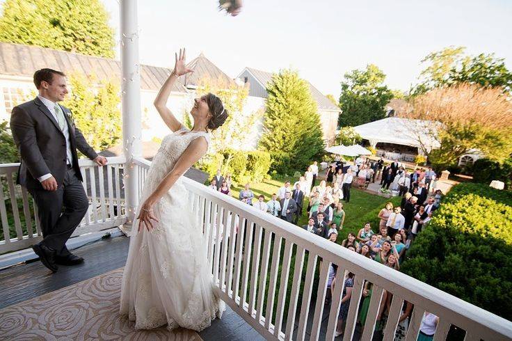 Bouquet toss