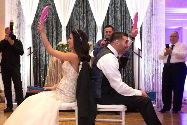 Shoelywed Game Bride and Groom