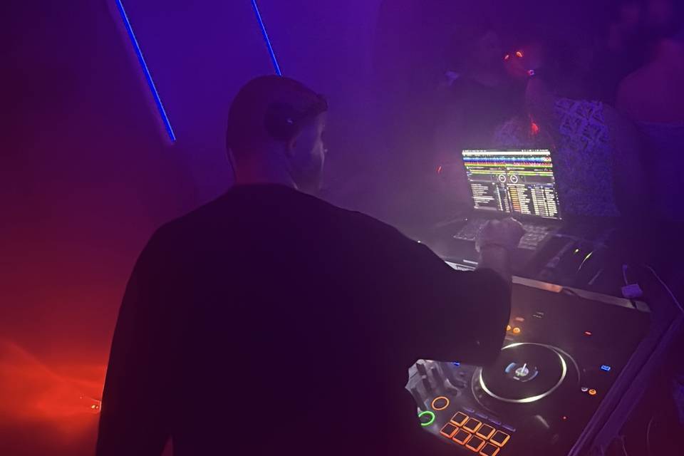 Andrew MacKenzie Dj